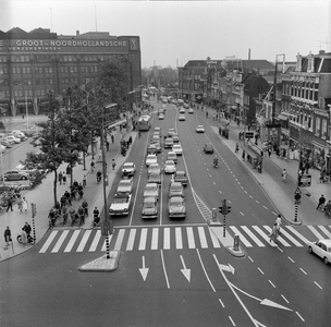 125733 Afbeelding van de verkeersdrukte op het Vredenburg te Utrecht, gezien vanaf Hotel Smits (Vredenburg 14)